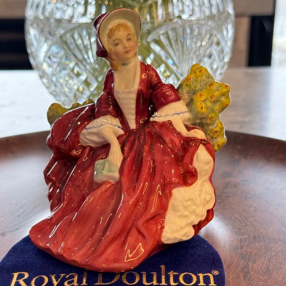 Royal Doulton miniature figurine "Lydia" HN 1808. Girl sitting in a garden. - Picture 1 of 8